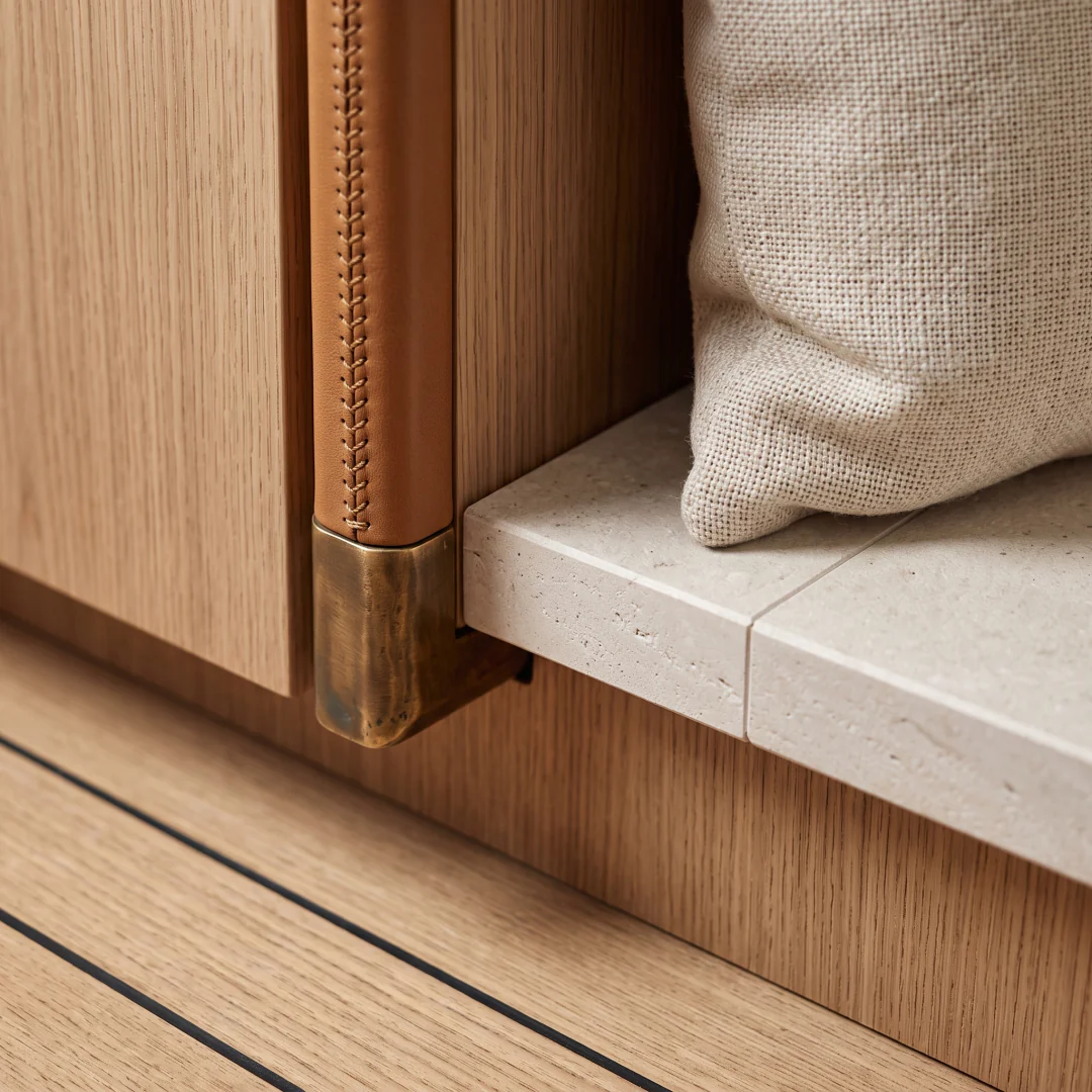 Detalle de los materiales: roble, bronce, lino y piedra